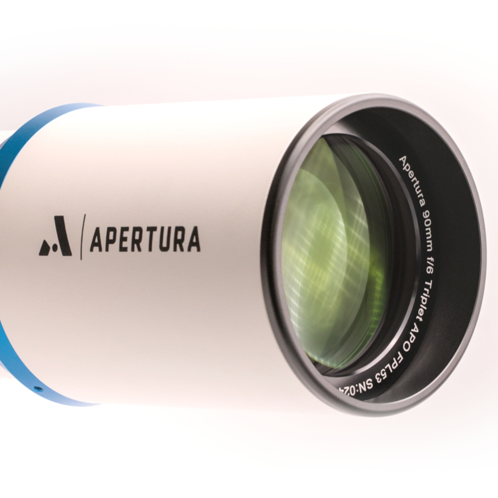 {{Apertura 90APO Refractor - closeup of optics }}