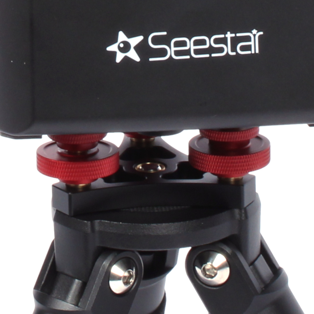 {{Close up of the Apertura Easy Leveler installed on the user supplied Seestar S50 and its tripod.}}