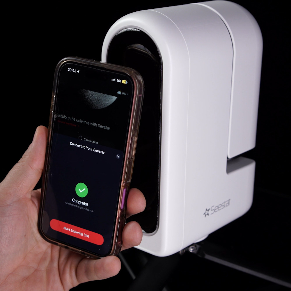 Image of a phone being tapped against and pairing with the Seestar S30 Pro