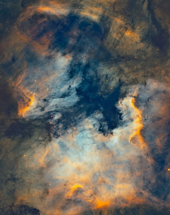{{Apertura AD8 Dobsonian reflector telescope, front of tube facing camera}}